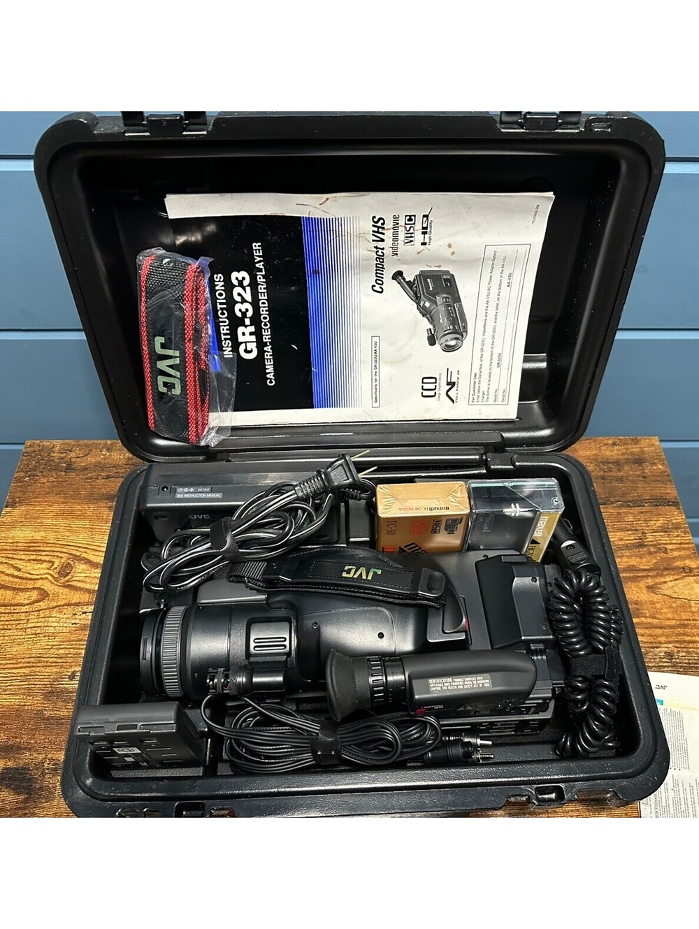 JVC GR-323 VHS-C Camcorder Bundle Case Manual Charger Tapes Powers On READ